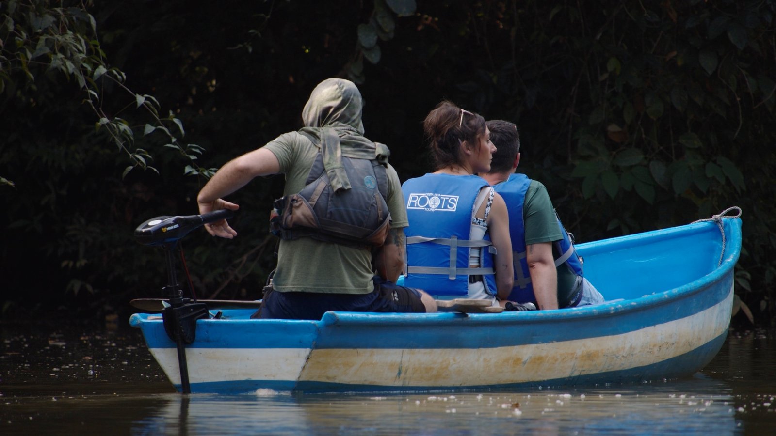 Voyageurs embarquant sur un bateau en pleine nature
